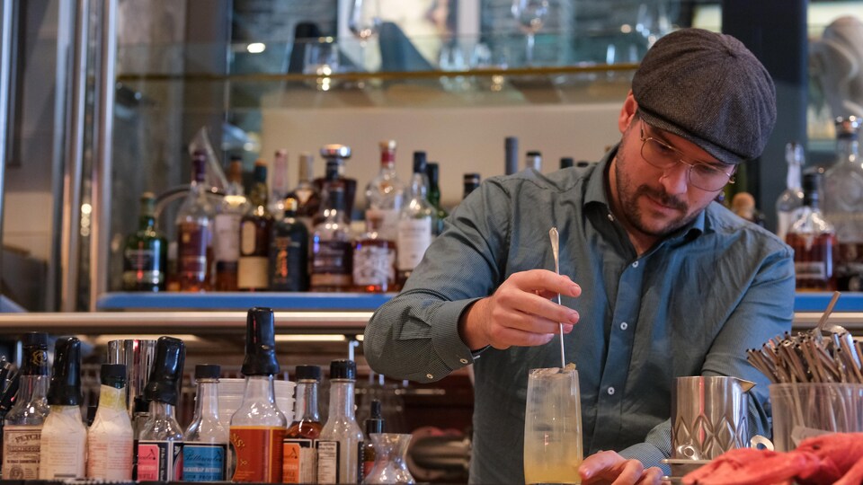 Un mixologue prépare un cocktail sans alcool. 