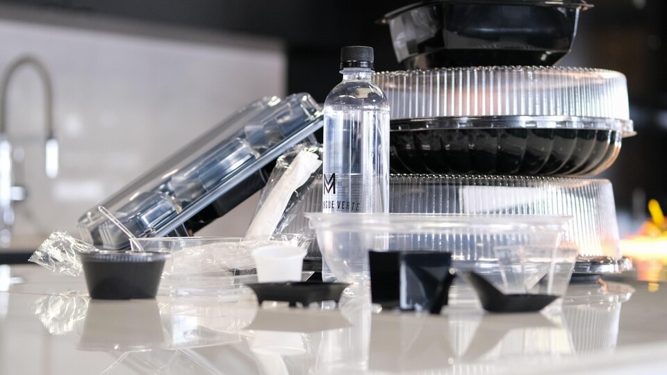 Du plastique à usage unique.