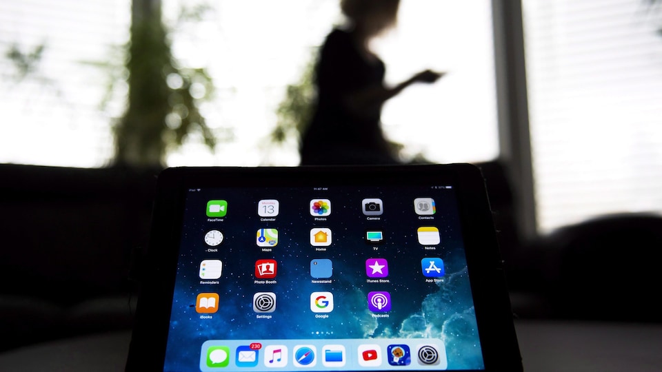 En haut de l'image, une femme utilise son téléphone intelligent; dans le bas de l'image, des applications sont montrées sur un iPad.