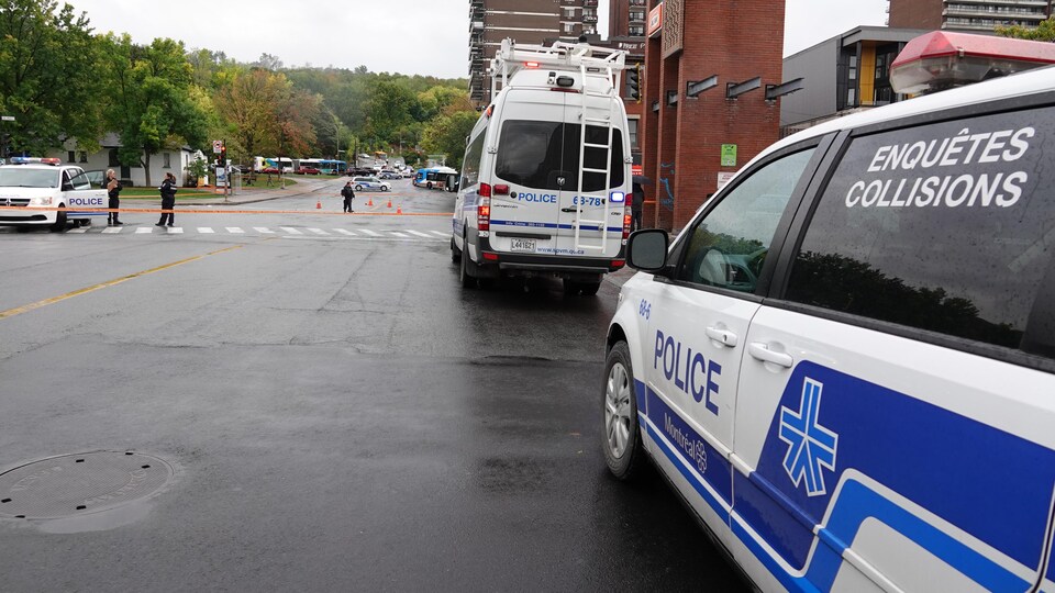 Des voitures de police à l'intersection des avenues Du Parc et Mont-Royal, à Montréal.