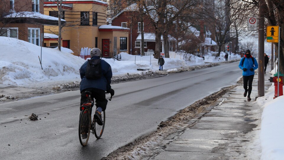 Un cycliste au début du mois de mars en Haute-Ville de Québec.