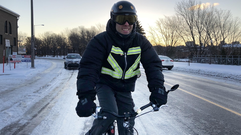 Alexandre St-Laurent sur son vélo en hiver.