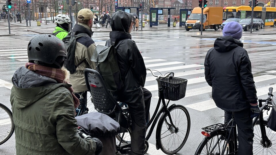 Des cyclistes sous la pluie à Copenhague.