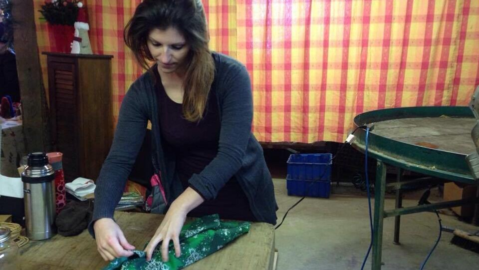 Cynthia Tellier Champagne en train d'emballer un cadeau