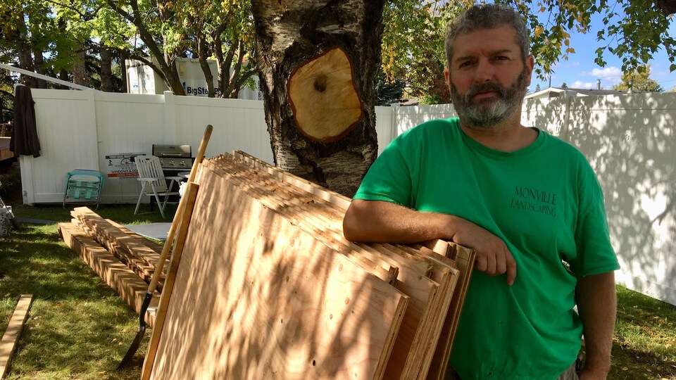 Cyril Belkhiter dans un jardin en travaux à Red Deer.