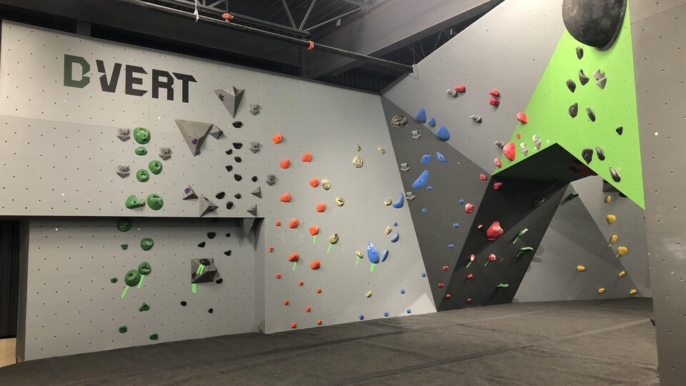 Un mur d'escalade