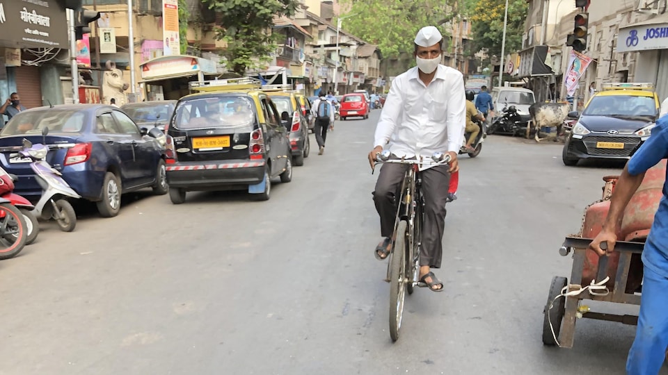 Urjit sur son vélo.