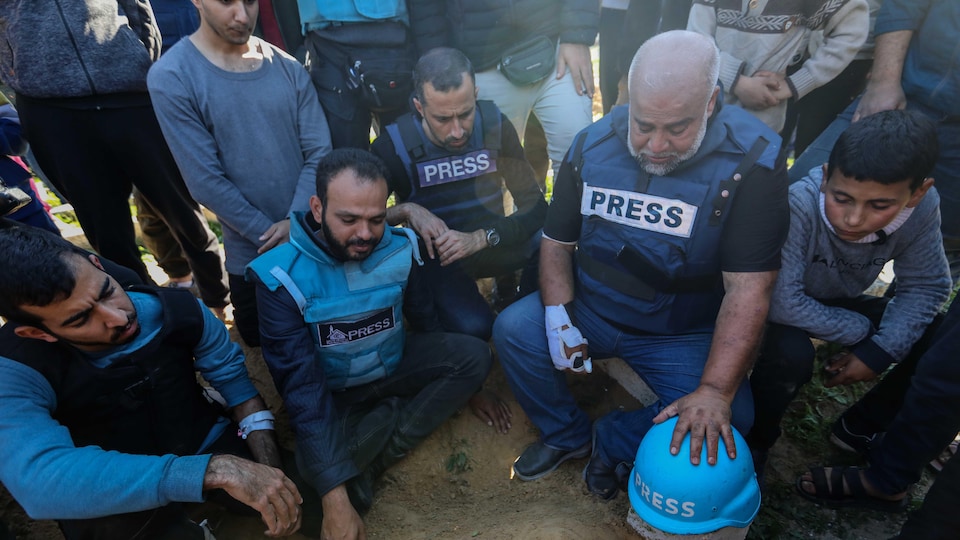La famille et les amis, y compris le journaliste d'Al Jazeera, Wael Al-Dahdouh (2e à droite), font leurs adieux aux journalistes Hamza Al-Dahdouh et Mustafa Thuraya le 7 janvier 2024 à Rafah, Gaza, tués lorsque leur voiture a été bombardée après un reportage sur une frappe aérienne sur un bâtiment ce matin. Hamza est le fils du reporter d'Al Jazeera Wael Al-Dahdouh, dont la femme, la fille, le petit-fils et un autre fils ont été tués dans l'attentat contre le bâtiment de Rafah.