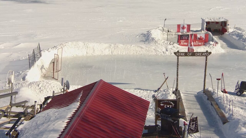 La piste de hockey.