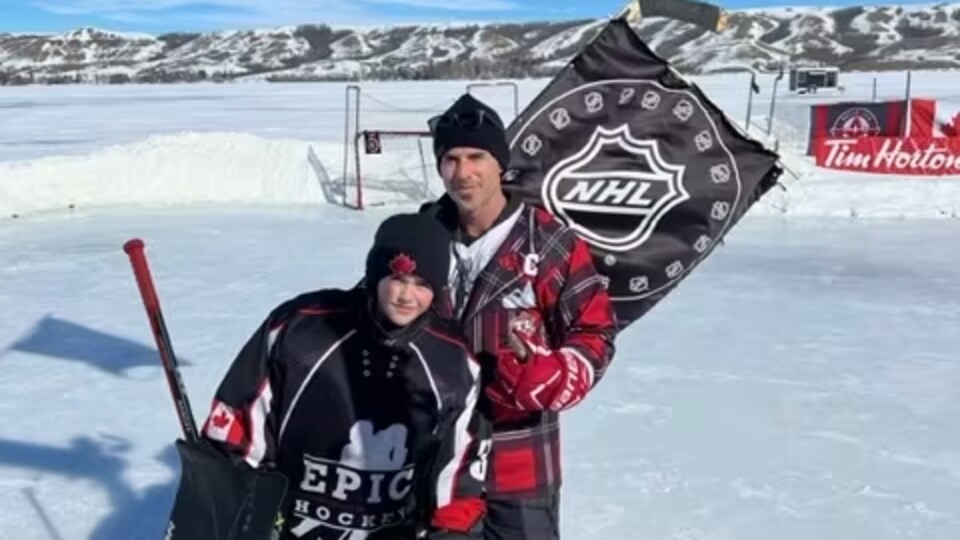Dakota Kuntz et son fils, Trip Kuntz, sur leur patinoire de rêve.
