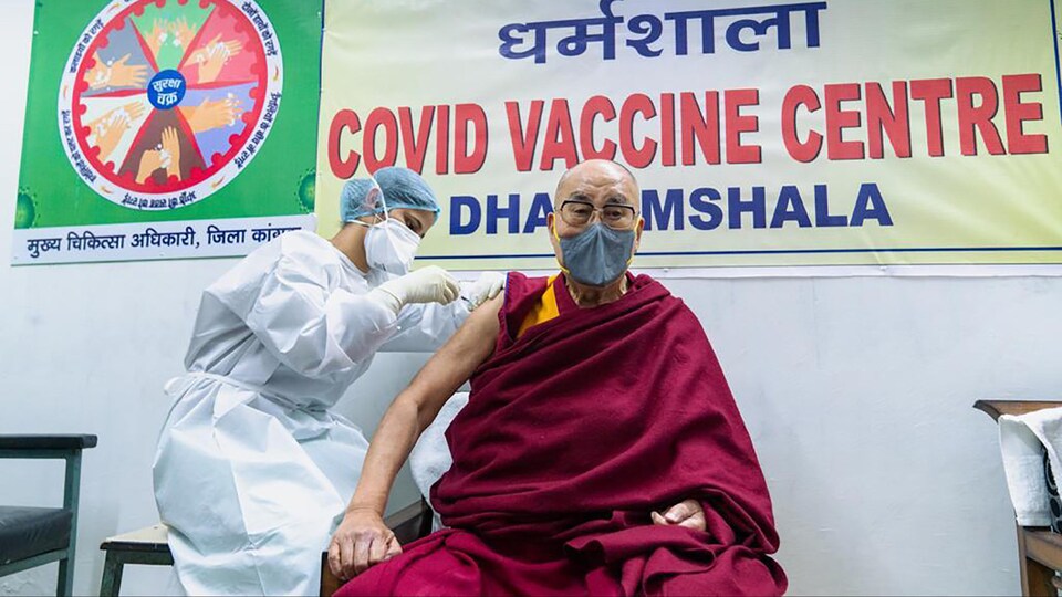 Le dalaï-lama se fait vacciner.
