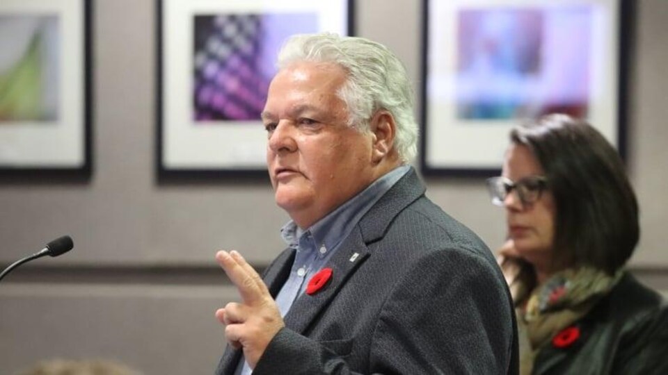 Dales Hicks parle au conseil municipal.