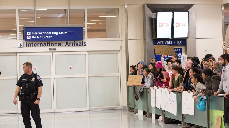 Des manifestants rassemblés pour protester contre le décret imposé par le président des États-Unis, Donald Trump à l'aéroport international de Dallas/Fort Worth.