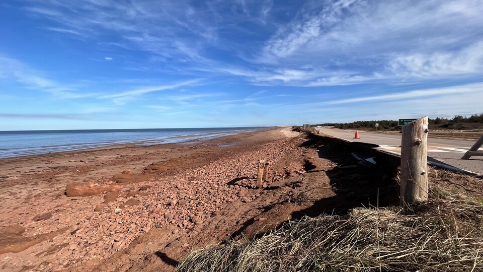 Vue de la côte de Dalvey by the sea. La dune a disparu. La route est en partie détruite à cause de la montée des eaux.