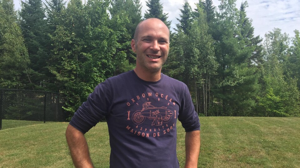 Damien Douillard devant des arbres.