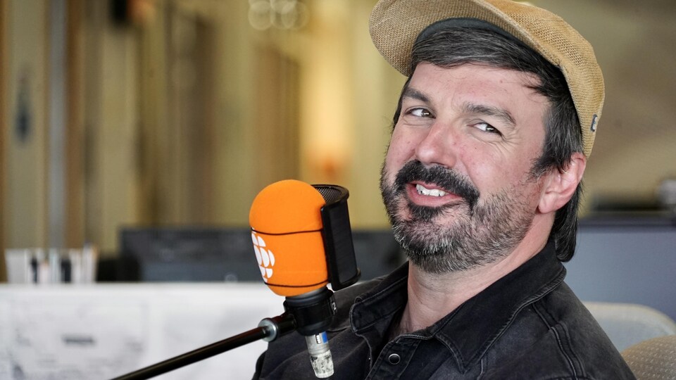 Au micro de Radio-Canada, Damien Robitaille sourit.          