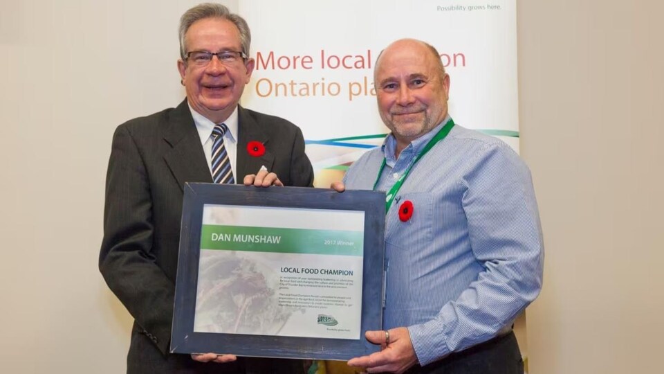 Dan Munshaw, à droite, a reçu un prix de champion local de l'alimentation au nom de la ville de Thunder Bay.