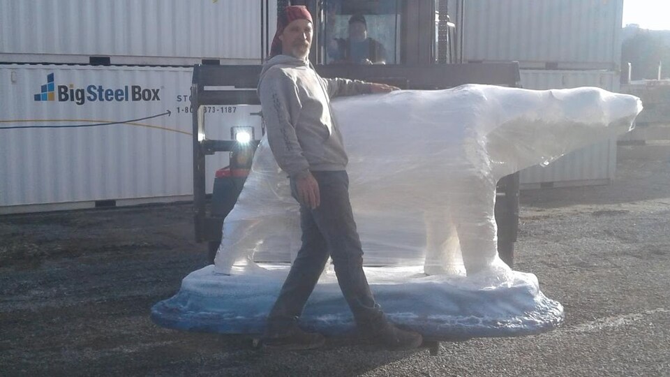 Le sculpteur Dan Richey avec son prototype ours polaire.