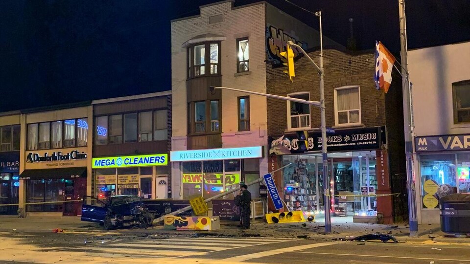 5 blessés dont 2 policiers après une collision sur l’avenue Danforth