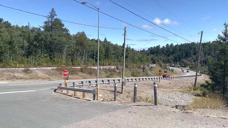 Une route sinueuse près d'un chemin de fer.