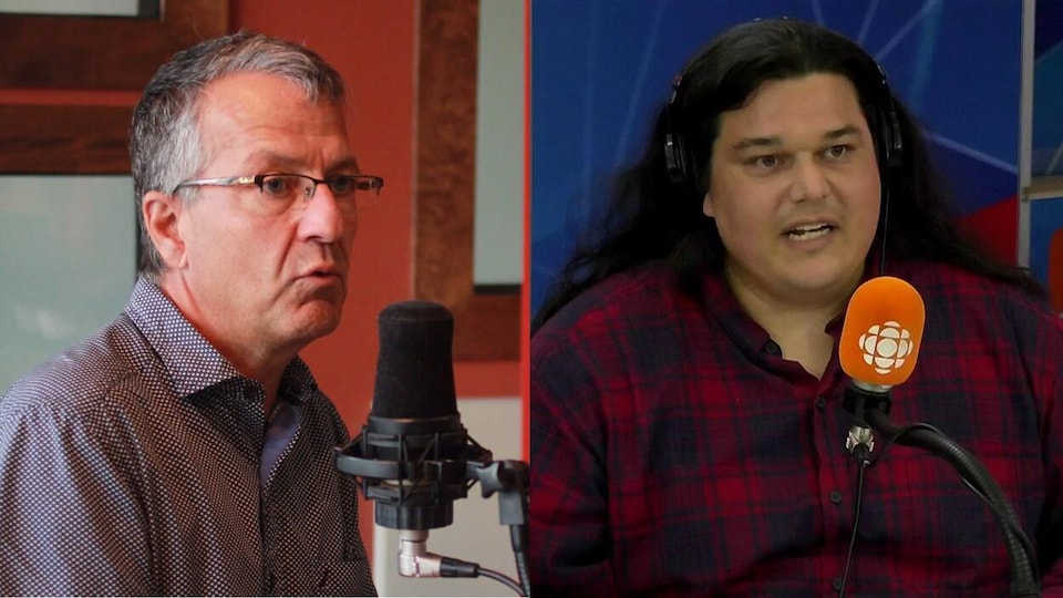Deux hommes parlent dans un micro de studio de Radio-Canada. Les deux photos sont transformées en un seule.