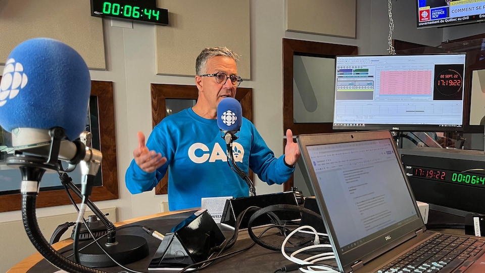 Daniel Bernard dans le studio de Radio-Canada à Rouyn-Noranda.