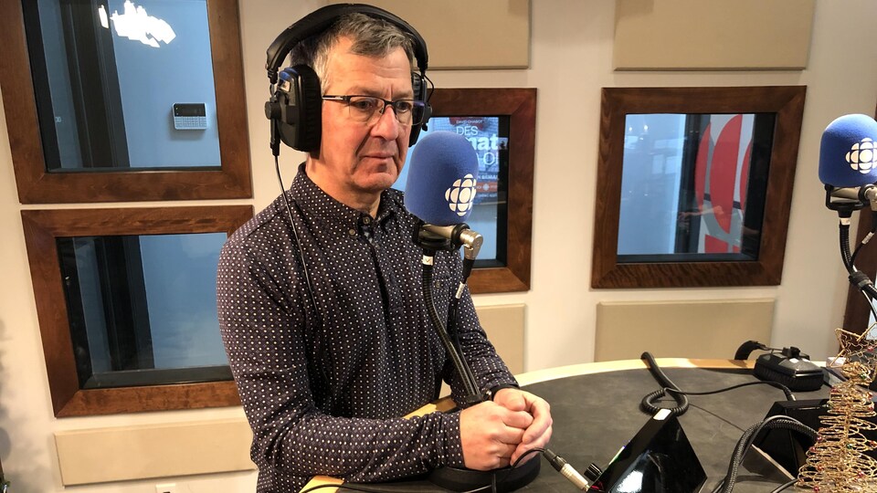 Daniel Bernard en entrevue dans un studio de Radio-Canada.