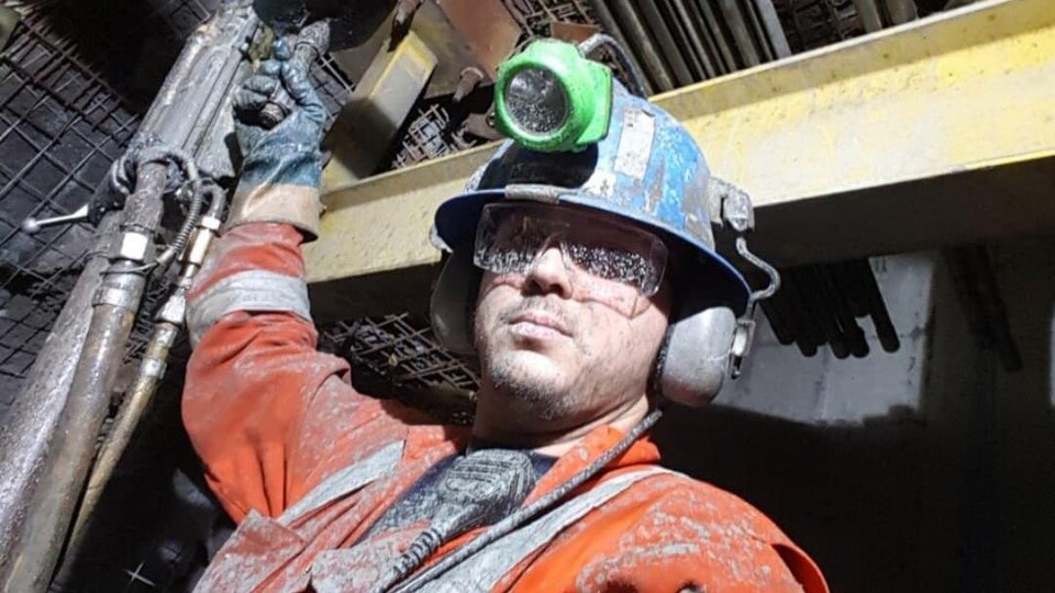Un travailleur dans une mine
