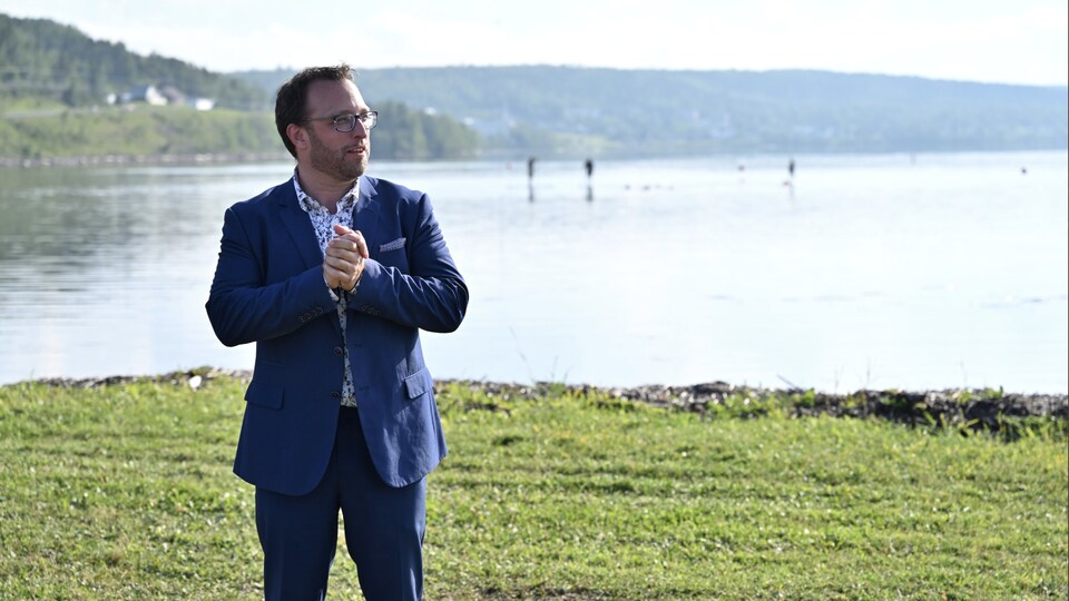 Daniel Côté, célèbre sa réélection sans opposition à la mairie de Gaspé.