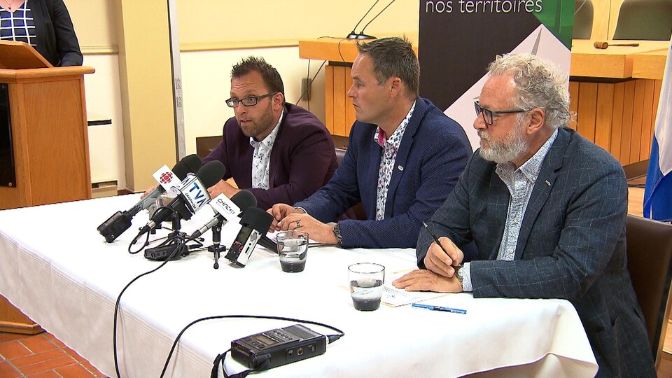 Le maire de Gaspé, Daniel Côté, le maire de Sainte-Anne-des-Monts, Simon Deschênes et le directeur général de la Régie intermunicipale de l'énergie Gaspésie-Îles-de-la-Madeleine, Gilbert Scantland.