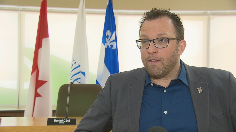 Daniel Côté répond aux questions dans son bureau à Gaspé.