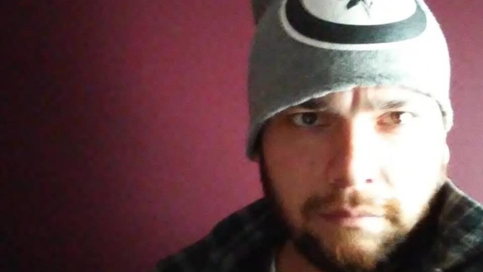 Égoportrait de Daniel Jenson, vu de près. Il porte une tuque et a l'air sérieux.