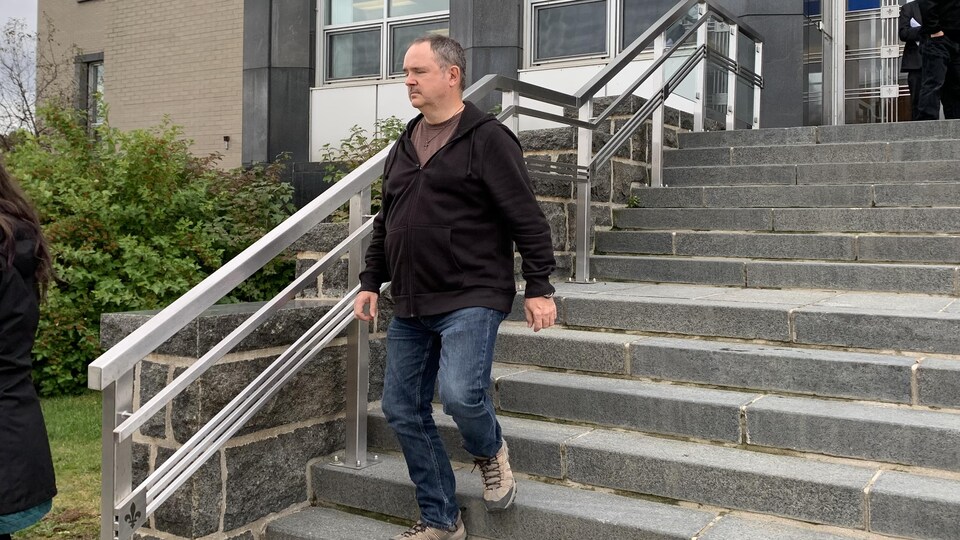 Daniel Laframboise descend les marches de l'entrée principale du palais de justice de Rouyn-Noranda.