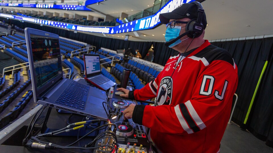 Daniel Sylvain installé derrière sa console et ses ordinateurs au centre Vidéotron.