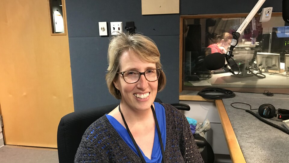 Danielle de Moissac dans le studio radio près d'un micro.