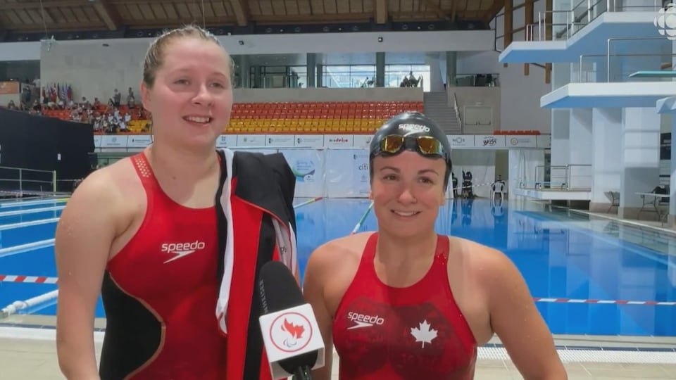 Danielle Dorris de Moncton (à gauche) accompagnée de Camille Bérubé, de Gatineau (à droite). Les deux athlètes ont nagé à Madère, au Portugal.