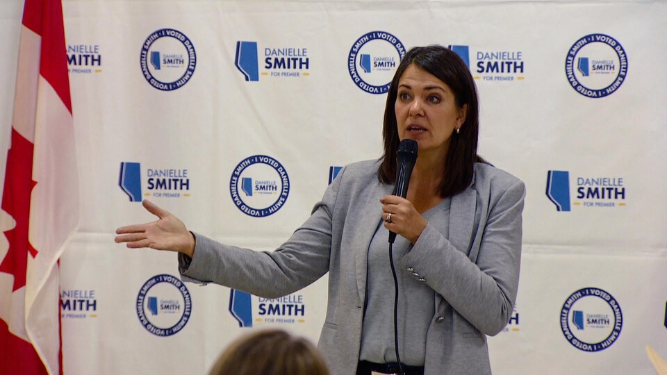 Danielle Smith parle dans un micro.