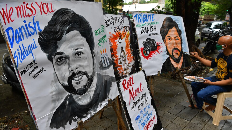 Un artiste met la touche finale à une peinture du journaliste de Reuters Danish Siddiqui, en guise d'hommage devant une école d'art à Mumbai, le 16 juillet 2021.