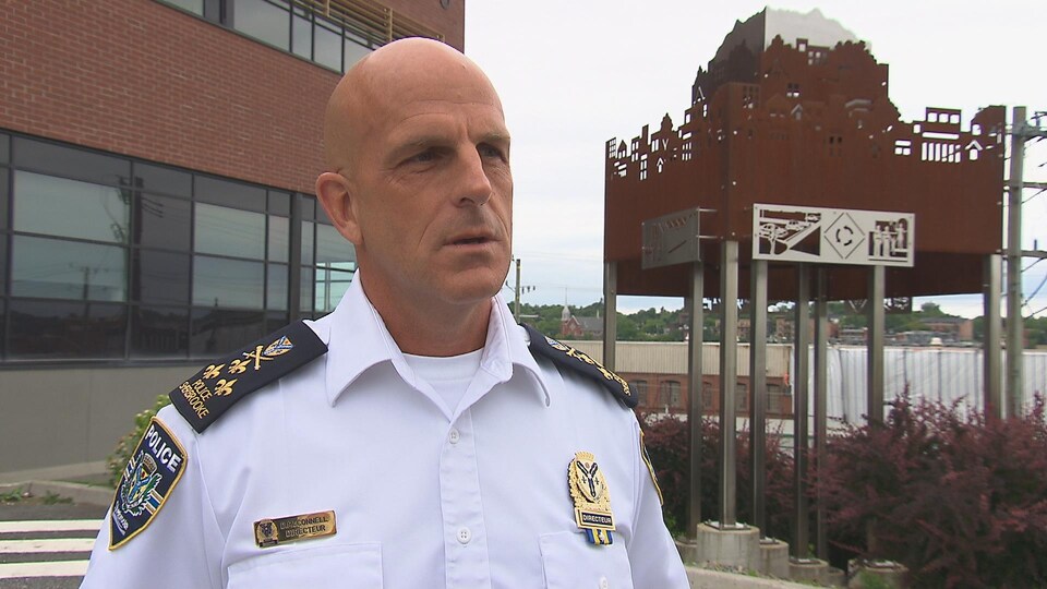 Danny McConnell, chef du Service de police de Sherbrooke, en uniforme, devant le poste de police