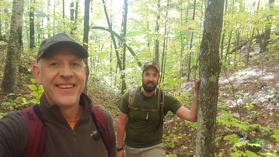 Le père et son fils prennent un égoportrait dans la forêt.