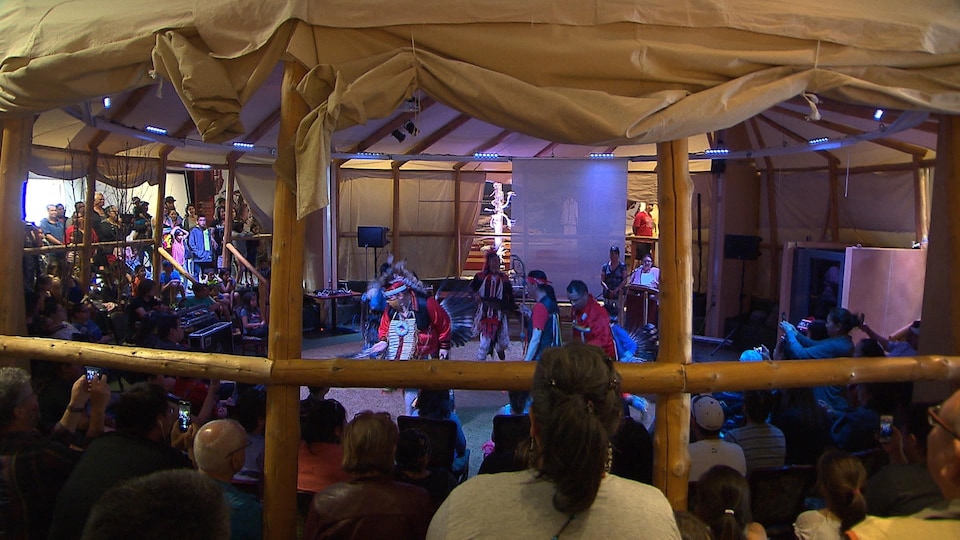 Une danse traditionnelle innue lors de la Journée nationale des Autochtones