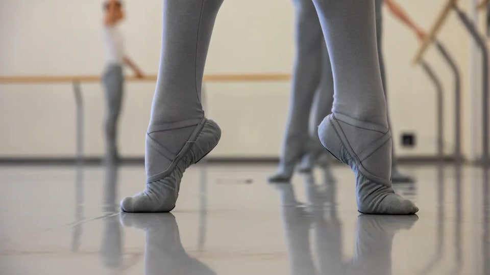 Des pieds pointés au sol.