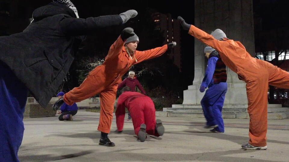 Une troupe de danseurs au centre-ville de Saskatoon.