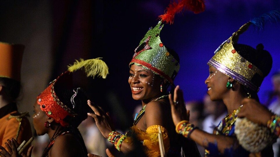 Des visages de danseuses africaines. Elles portent des costumes traditionnels africains.