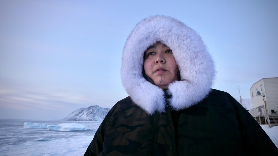 Daphné-Anne Olepika dans un paysage arctique.