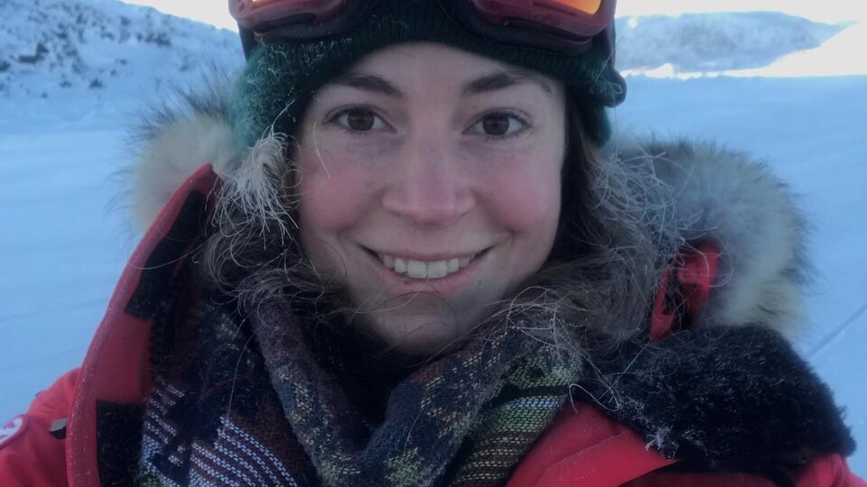 La biologiste Darcy McNicholl, de Pêches et Océans Canada, dans l'Arctique canadien.