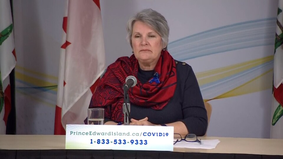 Darlene Compton est assise à une table, devant un micro.