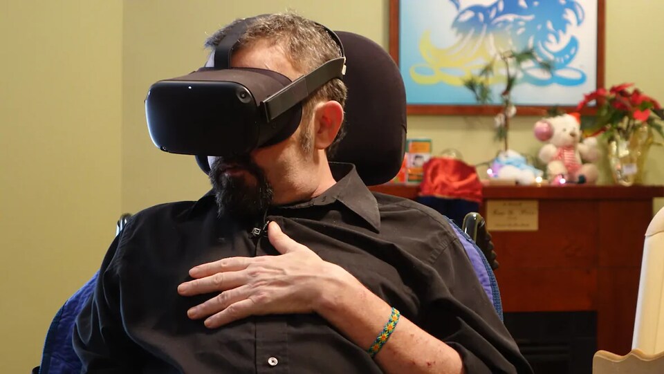 Darrell Johnson, un patient de l'Hospice, porte un casque de réalité virtuelle.