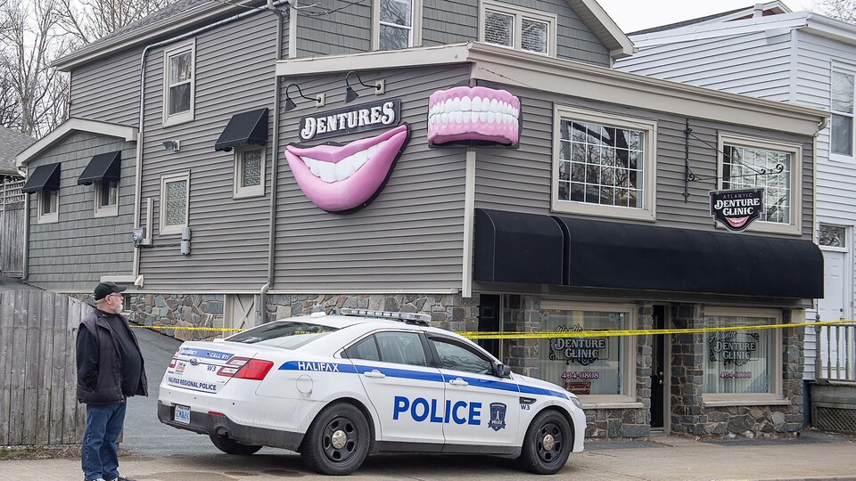 Une voiture de police devant la clinique.