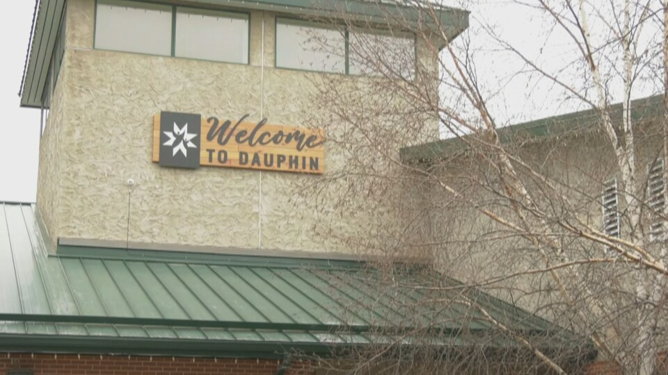 Un bâtiment sur lequel il est inscrit en anglais, bienvenue à Dauphin.